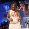 Rafa Brites exibe a barriga aos seis meses de gravidez durante desfile infantil, em São Paulo, em 25 de setembro de 2016