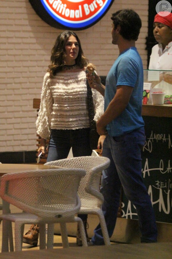 Isis Valverde e André Resende foram fotografados em shopping do Rio