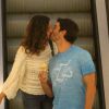 Isis Valverde beija o namorado, André Resende, durante passeio em shopping da Barra da Tijuca, na Zona Oeste do Rio de Janeiro, em 25 de setembro de 2016