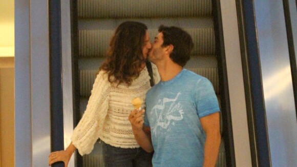 Isis Valverde beija o namorado, André Resende, ao passear por shopping do Rio