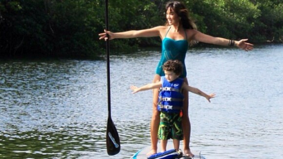 Daniele Suzuki faz stand up paddle com o filho, Kauai, nos Estados Unidos
