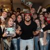 Caio Castro é agarrado por fãs ao lançar livro sobre viagem em São Paulo nesta segunda-feira, dia 26 de janeiro de 2016