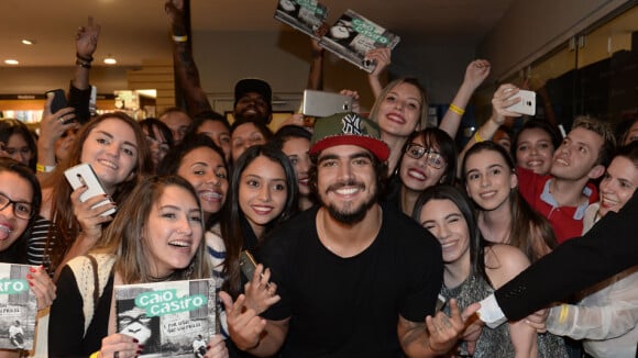Caio Castro é agarrado por fãs ao lançar livro sobre viagem em São Paulo. Fotos!