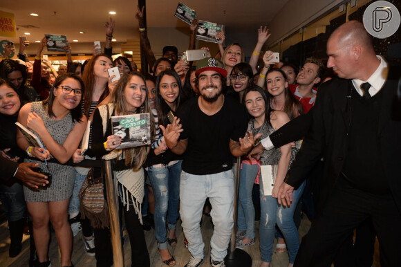 Caio Castro é agarrado por fãs ao lançar livro sobre viagem em São Paulo nesta segunda-feira, dia 26 de janeiro de 2016