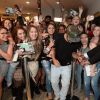 Caio Castro deixa fãs com ajuda de segurança em shopping de São Paulo