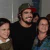 Caio Castro abraça fãs ao lançar livro 'É por aqui que vai para lá'