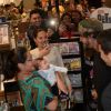 Caio Castro brinca com bebê em lançamento de livro em SP