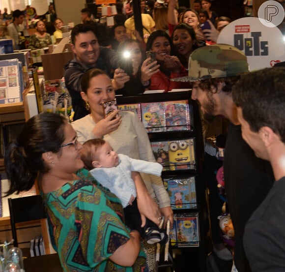 Caio Castro brinca com bebê em lançamento de livro em SP