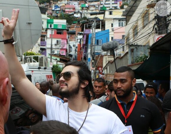 Luan Santana visitou o morro Dona Marta nesta terça-feira, 27 de setembro de 2016, para lançar seu novo clipe em parceria com a Shell