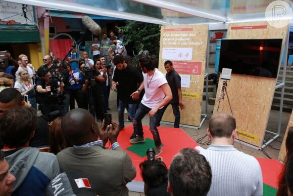 No evento de lançamento do clipe, Luan Santana também ganhou uma aulinha de dança