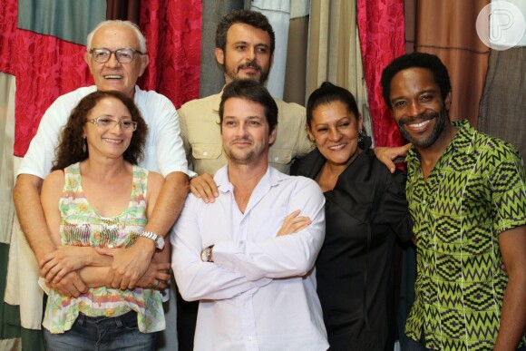 Ney Latorraca e Marcelo Serrado posam com os atores Flávio Bauraqui, Flávio Rocha, Marcélia Cartaxo e Luci Pereira