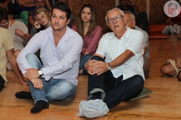 Ney Latorraca senta no chão com Marcelo Serrado