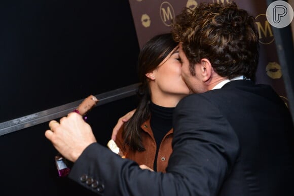 Sophie Charlotte beija o marido, Daniel de Oliveira em cabine fotográfica