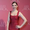 Carolina Lopez, a secretária Keila da novela 'A Lei do Amor' apostou no look vermelho