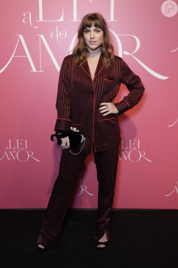 Alice Wegmann apostou na tendência pijama. O look dela é Givenchy e custa de R$ 12 mil
