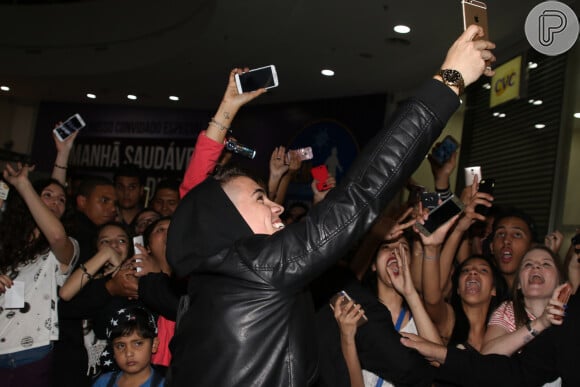 Biel tirou fotos com fãs na entrada do evento em São Paulo 