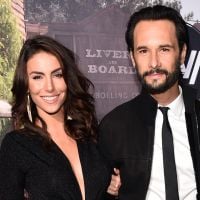 Mel Fronckowiak acompanha Rodrigo Santoro no lançamento da série 'Westworld'