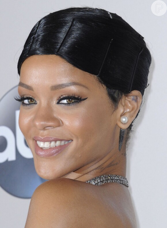 Rihanna participa de música de Shakira, em 11 de dezembro de 2013
