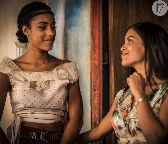 Isabel (Rayza Alcântara) tem uma parceria com Sophie (Yara Charry) na associação das rendeiras, na novela 'Velho Chico'