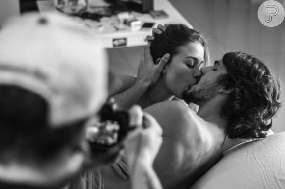 Brenno Leone e Laryssa Ayres protagonizaram beijos no clipe da música 'Equilíbrio'. O lançamento marca a estreia do ator como cantor de rap
