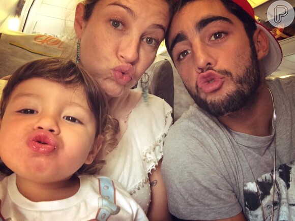 Luana Piovani, seu marido, Pedro Scooby, e o filho do casal, Dom, de 2 anos, dentro do avião a caminho de Fernando de Noronha, terça-feira, 10 de dezembro de 2013
