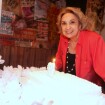 Cercada de amigos, Eva Wilma comemora 80 anos em festa surpresa em São Paulo