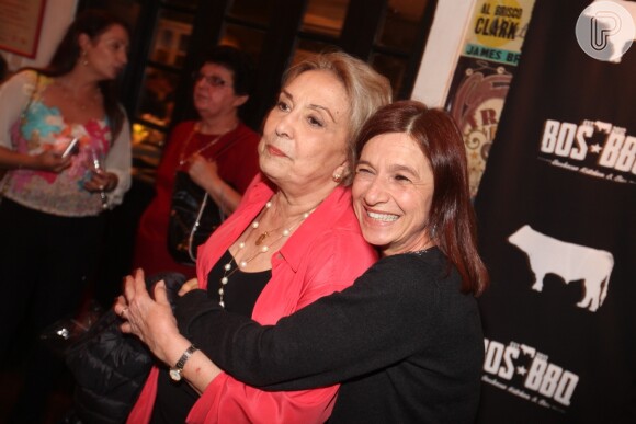 Eva Wilma recebe carinho da atriz Tuna Dwek durante festa que a homenageou pelos seus 80 anos de vida