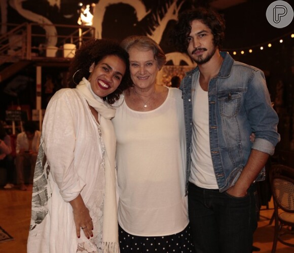 Gabriel Leone posa com Selma Egrei e Mariene de Castro no encontro de atores e equipe