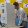 Luciano Huck vai às urnas e vota ao lado do filho Joaquim, de 11 anos, na manhã deste domingo, 2 de outubro de 2016, na escola municipal República da Colômbia, na Barra da Tijuca, Zona Oeste do Rio