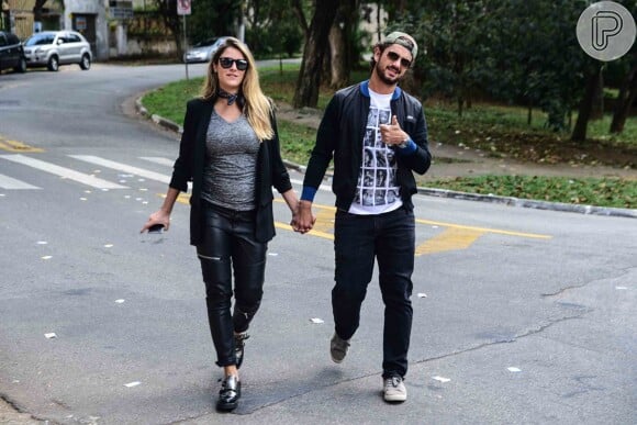 Rafa Brites e o marido, Felipe Andreoli, também foram fotografados a caminho das urnas para dar seu voto