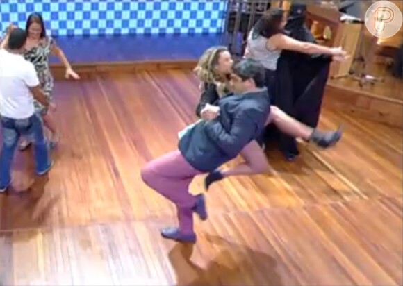 Mas durante a dança, Fernanda Souza se empolgou e jogou os pés pro alto, esperando que Zeca Camargo a segurasse