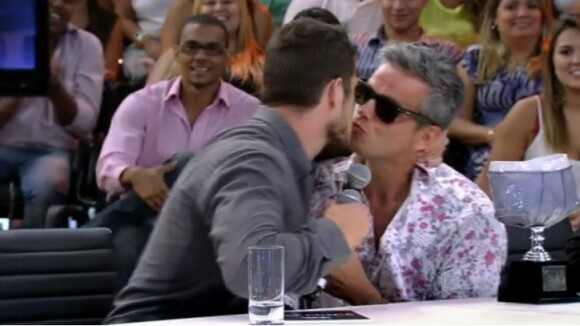 'Amor & Sexo': José Loreto beija Otaviano Costa na boca