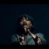 No clipe, Rihanna observa a sessão de flashback de Eminem