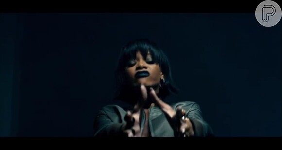 No clipe, Rihanna observa a sessão de flashback de Eminem