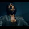 Em outra parte do clipe, Rihanna aparece sensual usando um body com jaqueta