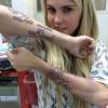 Na madrugada de segunda-feira, 17 de dezembro de 2013, Bárbara Evans posa orgulhosa com a tatuagem em homenagem aos pais