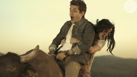 Katy Perry e John Mayer brincam no touro mecânico em clipe da música 'Who You Love'