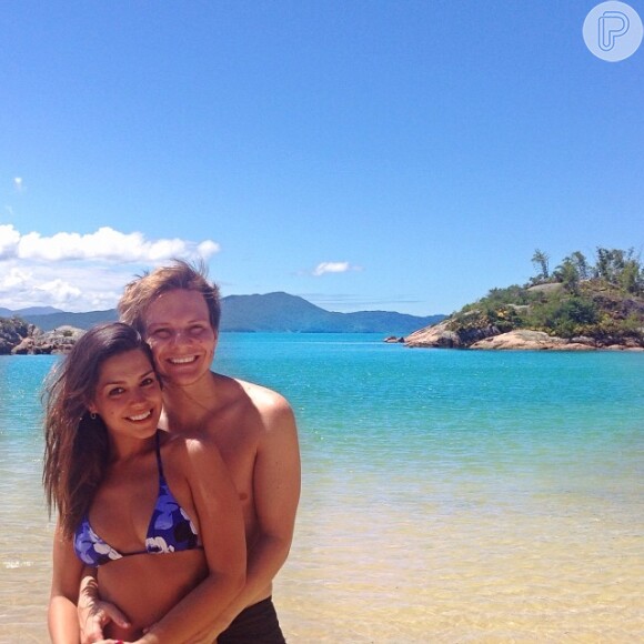 Michel Teló e Thaís Fersoza estão de férias. O casal postou fotos nesta quinta-feira, 19 de dezembro de 2013, em uma praia paradisíaca, mas fez mistério sobre o local