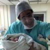 Luciano Szafir segura o pequeno David no colo, nascido no dia 4 de dezembro de 2013 