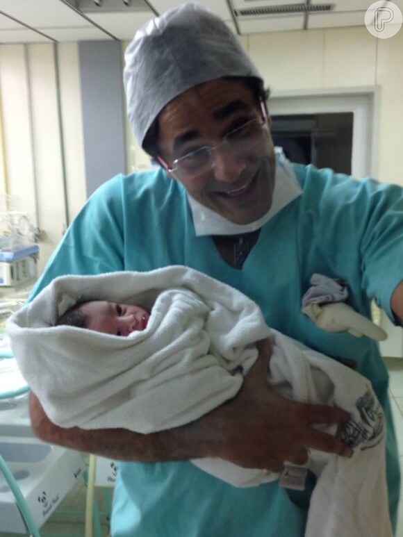 Luciano Szafir segura o pequeno David no colo, nascido no dia 4 de dezembro de 2013 