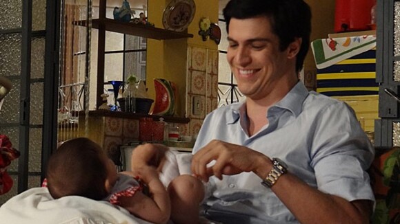 Félix vira babá de Marijeyne em 'Amor à Vida': 'Eu sou mau, au, au'