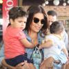 Juliana Paes segura seus dois filhos no colo, Pedro, de 3 anos, e Antônio, de 5 meses, no Porcão, na Barra da Tijuca, Zona Oeste do Rio de Janeiro