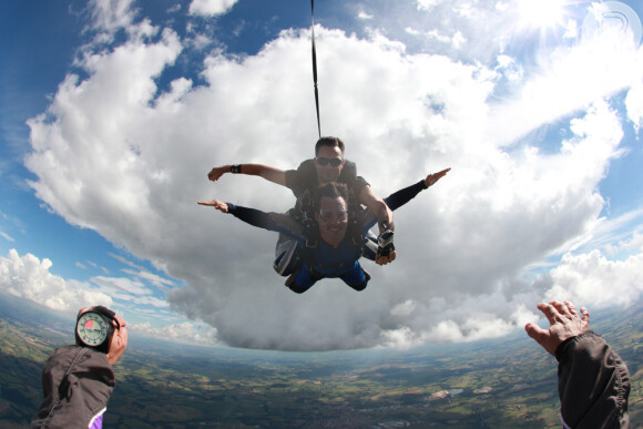 Rodrigo Andrade se aventura em um salto de paraquedas