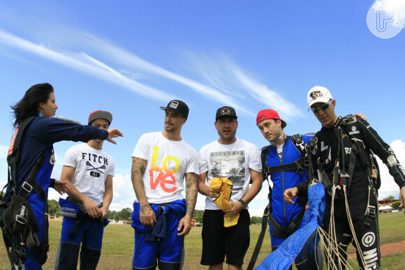 Rodrigo Andrade e Felipe Titto recebem orientações para saltar de paraquedas