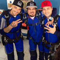 Caio Castro se aventura de paraquedas com Rodrigo Andrade e Felipe Titto