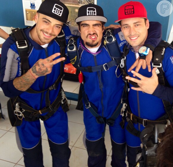 Rodrigo Andrade, Caio Castro e Felipe Titto saltam de paraquedas, em Boituva, São Paulo, em 22 de dezembro de 2013
