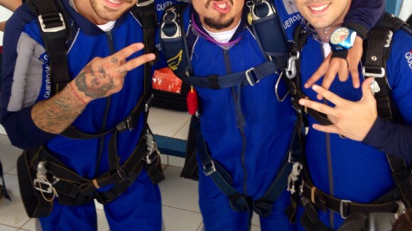 Caio Castro se aventura de paraquedas com Rodrigo Andrade e Felipe Titto