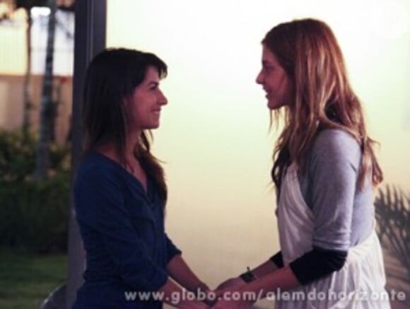 Paulinha (Christiana Ubach) usa Joana (Marina Palha) para se vingar de Marlon (Rodrigo Simas), em 'Além do Horizonte'