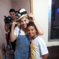 Bárbara Paz passa o Natal com moradores da Rocinha