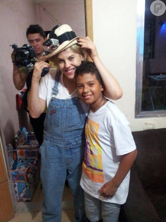 Bárbara Paz visita moradores da Rocinha na noite de Natal, em 24 de dezembro de 2013